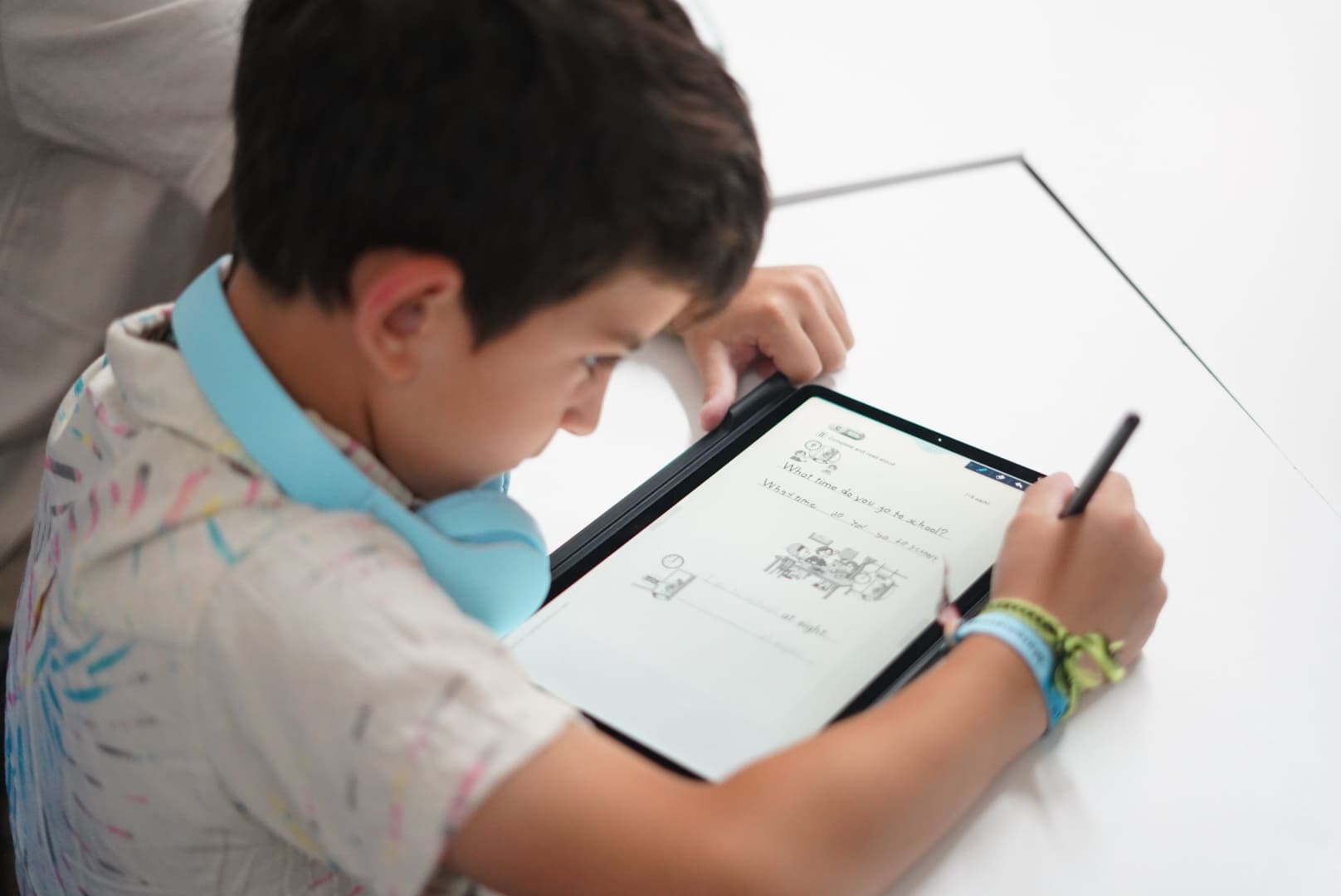 Alumno estudiando inglés desde la tableta, enfocado y con la postura adecuada según el método Kumon-Argentina