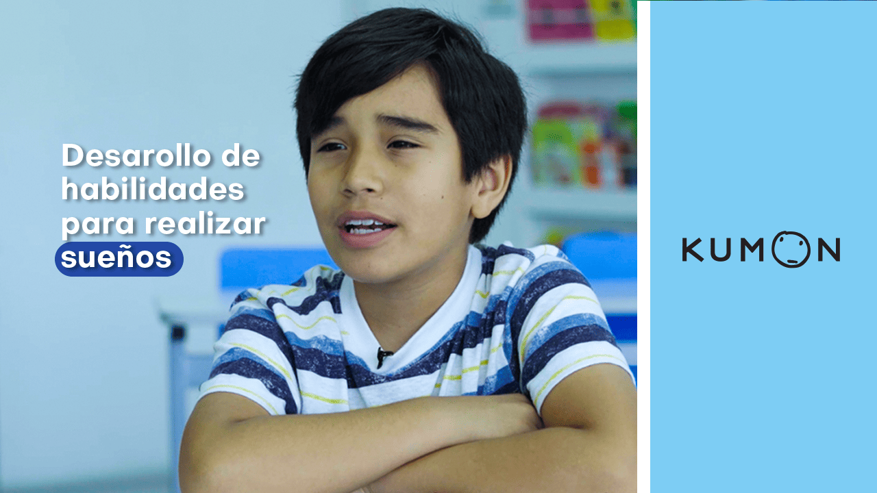 Alumno con los brazos cruzados hablando del desarrollo de habilidades con Kumon-Argentina