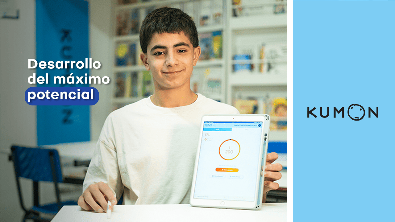 Alumno sentado, sosteniendo una tablet y mostrando su resultado-Argentina