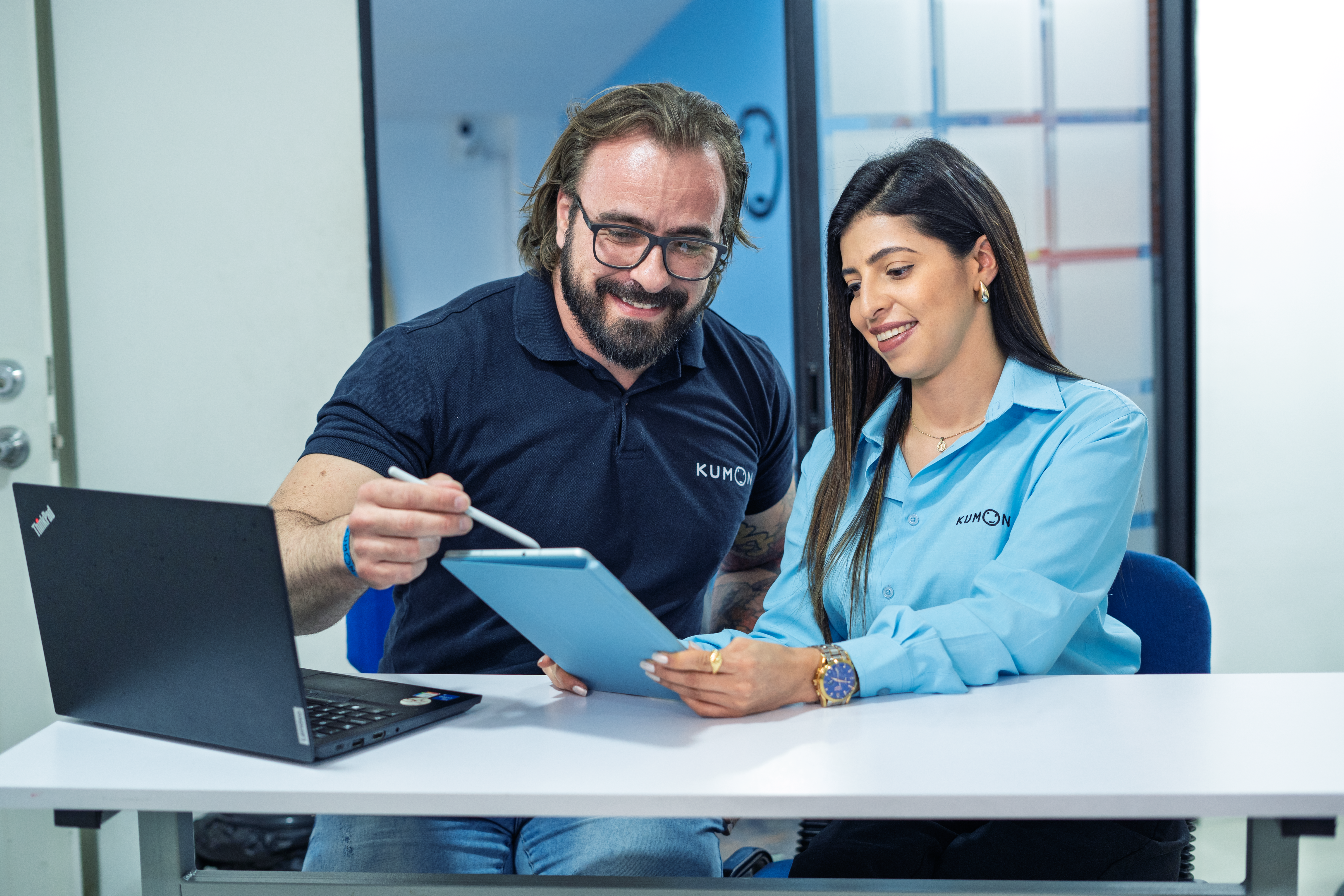 Coordinador Kumon brindando soporte a un nuevo franquiciado durante el proceso de apertura del negocio
