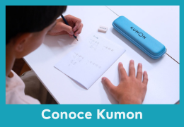 Material de Kumon sobre la mesa y las manos de un alumno haciendo la tarea como parte de la rutina Kumon-Argentina