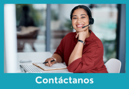 Atendente de Kumon con auriculares, lista para la atención al potencial cliente de Kumon-Argentina