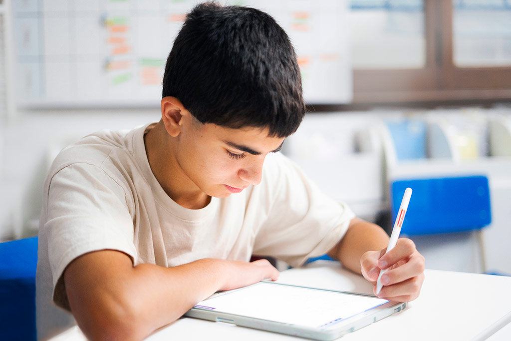 Estudiante concentrada resolviendo ejercicios en papel como parte del método Kumon de estudio individualizado-Argentina