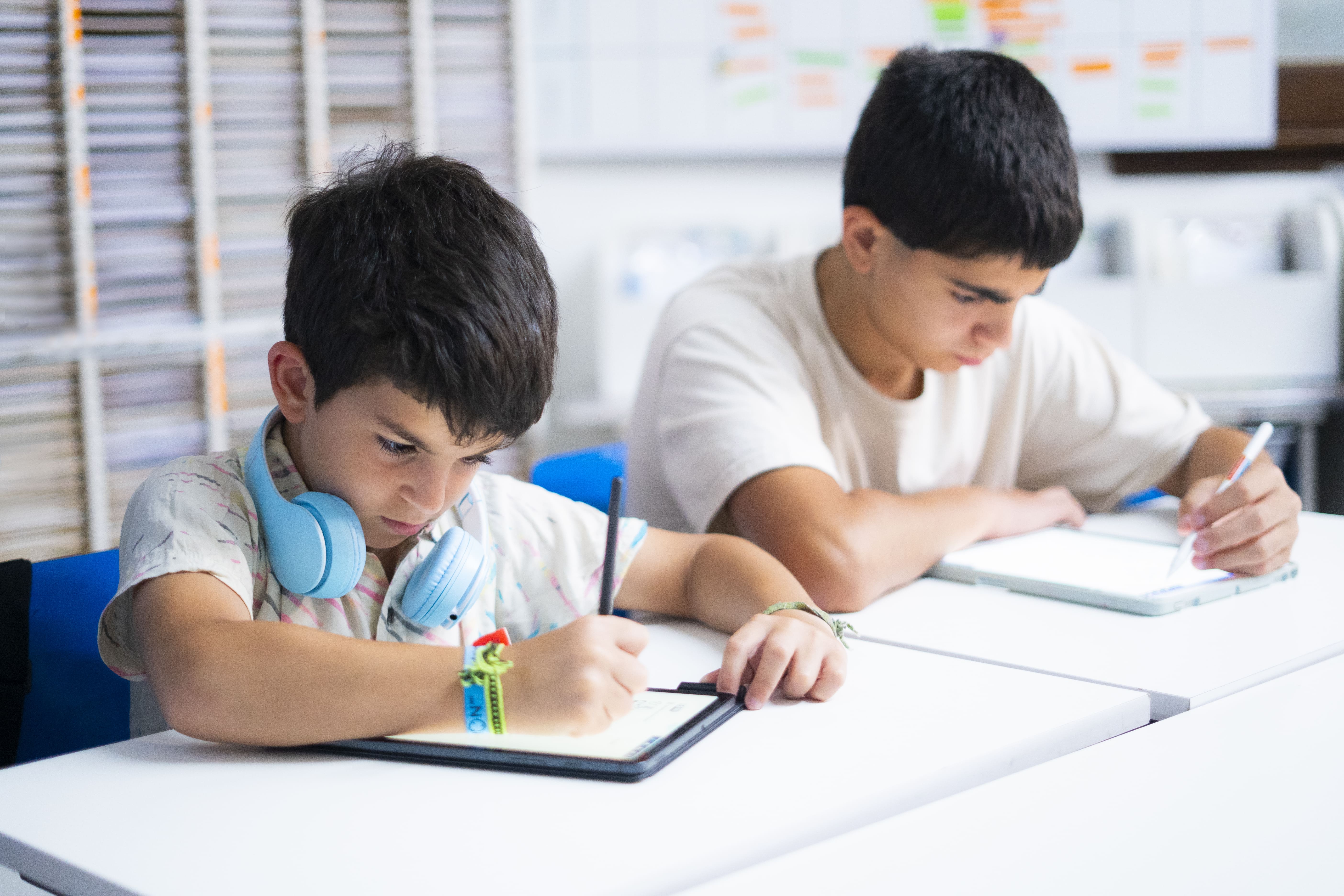 Dos alumnos en un centro Kumon haciendo su tarea de Kumon en la tableta-Argentina