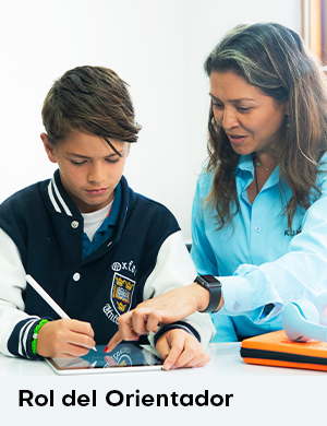 Orientadora de Kumon guiando a un estudiante mientras utiliza una tableta para aprender