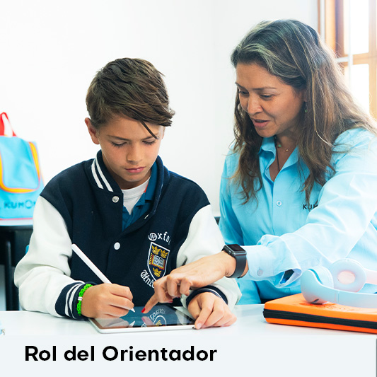 Orientadora de Kumon guiando a un estudiante mientras utiliza una tableta para aprender