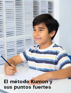 Niño estudiando con materiales del método Kumon en un ambiente organizado y con la postura adecuada.